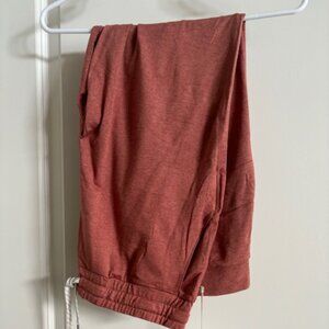 NWT Vuori Performance Jogger Size M - Marsala Heather
